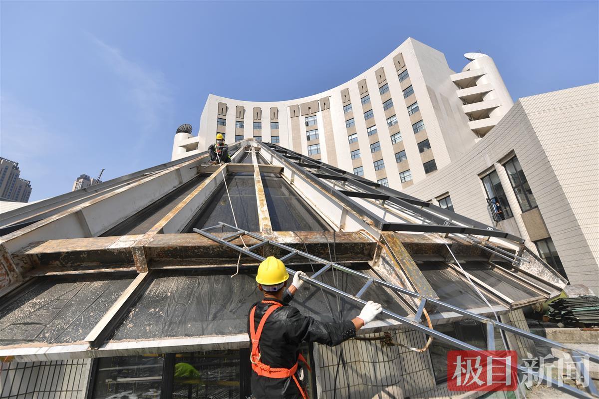 24米高空作業(yè)忙，武漢圖書館錐形玻璃頂即將煥新